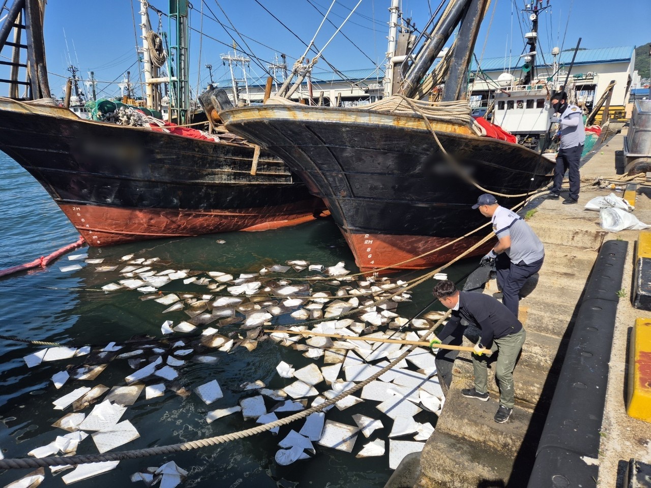 ▲ 여수해경 방제작업 ⓒ여수해경