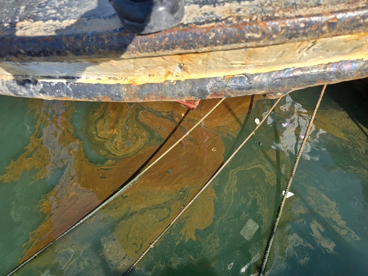 ▲ 선박 연료유 해상에 유출 ⓒ여수해경