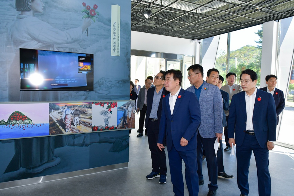 ▲여수시장이 지난 5일 ‘여순10·19사건 홍보관’ 개관에 앞서 현장을 살펴보고 있다. ⓒ여수시