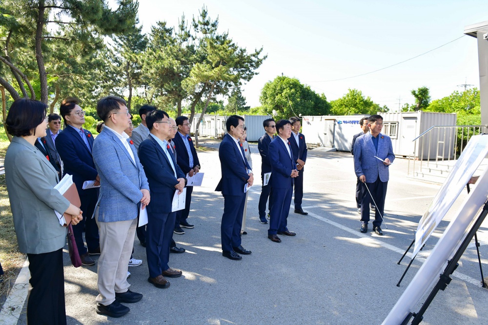 ▲여수시장이 지난 5일 ‘여순10·19사건 홍보관’ 개관에 앞서 현장을 살펴보고 있다.ⓒ여수시