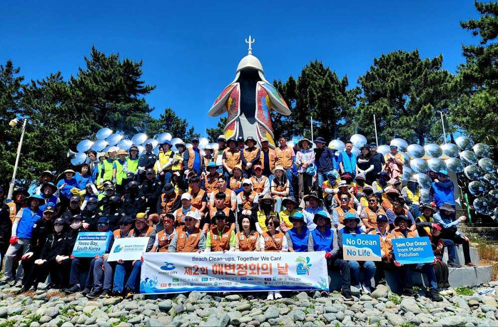 ▲‘모두가 함께하는 해변 정화 활동(Beach Clean-ups, Together We Can!)’이라는 주제로 대대적인 해양 쓰레기 수거 캠페인을 펼쳤다. ⓒ여수시
