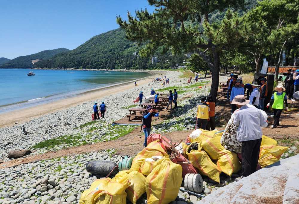 ▲‘모두가 함께하는 해변 정화 활동(Beach Clean-ups, Together We Can!)’이라는 주제로 대대적인 해양 쓰레기 수거 캠페인을 펼쳤다. ⓒ여수시