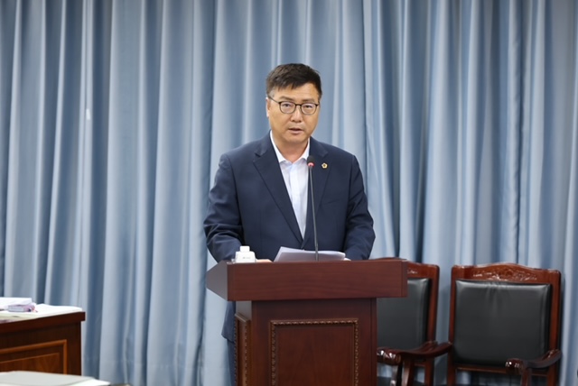 ▲최동익 전남도의원이 6월 9일 건의안 제안설명을 하고 있다.  ⓒ전라남도의회