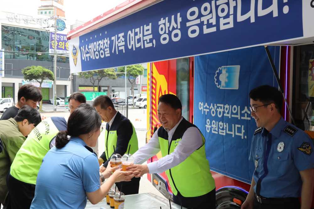▲여수해양경찰서 직원들이 커피를 전달받고 있다. ⓒ여수해양경찰서