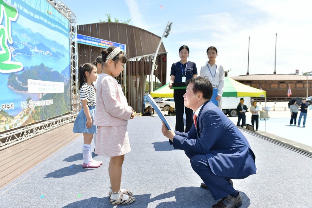 ▲정기명 여수시장이 기후보호주간 행사로 진행된 ‘유소년 환경그림 그리기 대회’에서 입상한 어린이에게 상장을 수여하고 있다. ⓒ여수시