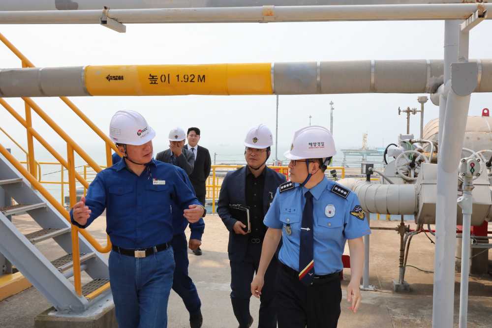 ▲여수해양경찰서장이 대형 원유 취급 해양시설을 점검중이다. ⓒ여수해양경찰서