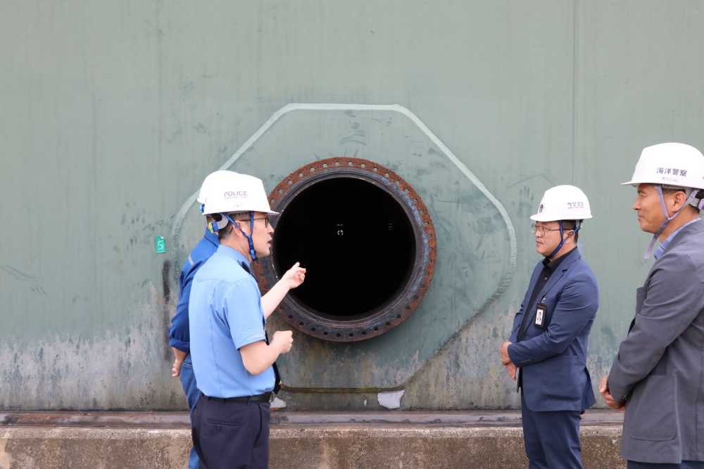 ▲ 여수해양경찰서장이 대형 원유 취급 해양시설을 점검중이다. ⓒ여수해양경찰서