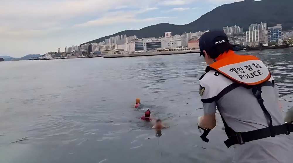 ▲여수해경이 익수자 2명을 구조중이다. ⓒ여수해양경찰서