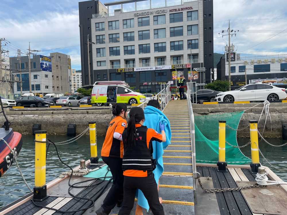 ▲여수해경이 익수자를 119구급대에 인계중이다. ⓒ여수해양경찰서