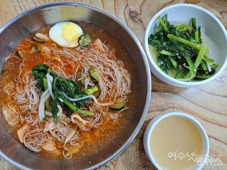 ▲ 시원한 살얼음에 쫄깃한 면발의 함흥면옥 냉면은 열무김치와 잘 어울린다. ⓒ조찬현