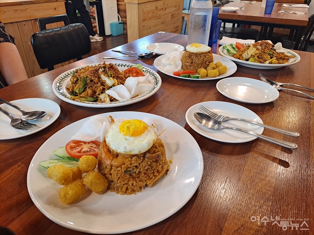 ▲ 인도네시아 볶음밥 나시고랭과 인도네시아 라면 미 르부스다. ⓒ조찬현