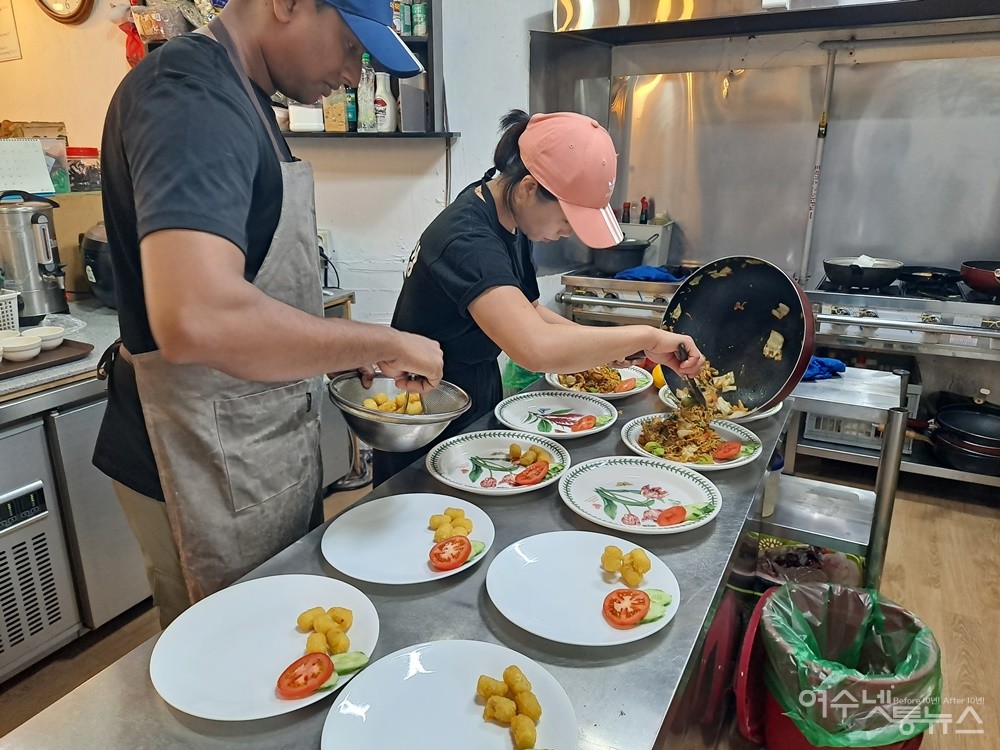 ▲ 나시고랭 앤노르 대표와 직원이 인도네시아 음식을 접시에 담고 있다. ⓒ조찬현