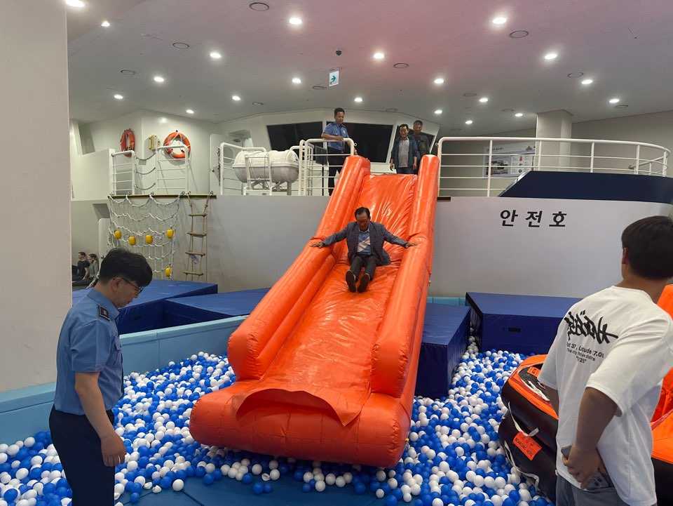▲선박탈출 요령을 훈련받는 모습 ⓒ해양경찰교육원