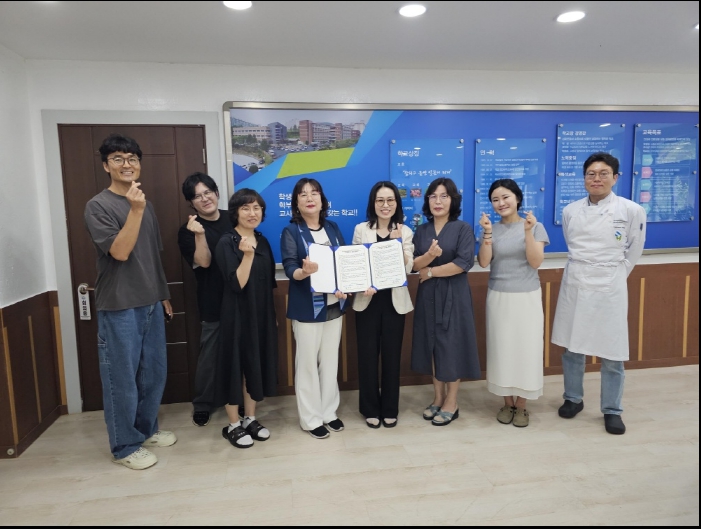 ▲여수시사회적경제마을통합지원센터와 여수정보과학고등학교가 지난 10일 ‘산학협력 및 채용 협약식’을 갖고 상호 협력체계 구축에 나섰다. ⓒ여수시