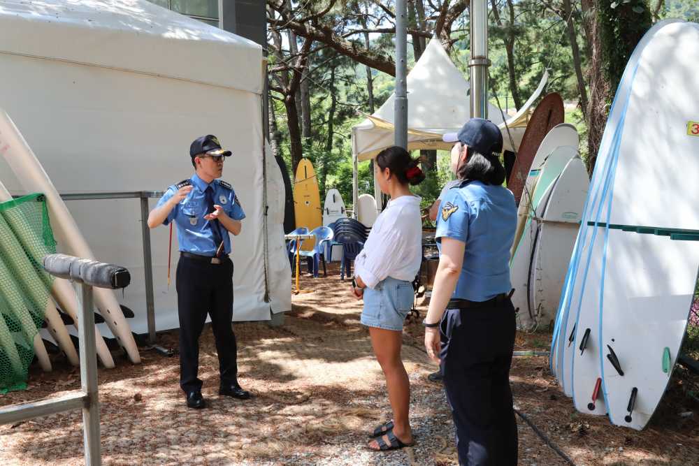 ▲여수해양경찰서장이 남열해수욕장 내 인명구조장비 관리실태 등을 점검중이다. ⓒ여수해양경찰서