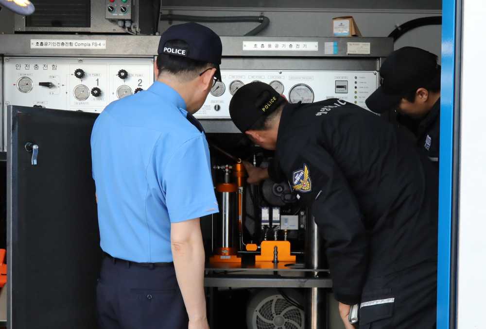 ▲여수해양경찰서장이 성수기 연안사고 대비 해경 파출소 구조장비를 점검중이다 ⓒ여수해양경찰서