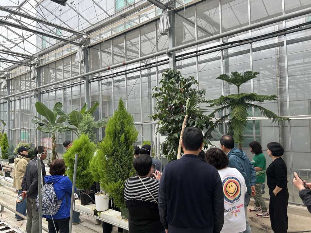 ▲순천시 농업인대학 교육생들이 국립순천대학교 농업과학교육원 유리온실에서 스마트팜 실습교육을 받고있다 ⓒ순천시