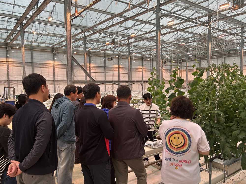 ▲순천시 농업인대학 교육생들이 국립순천대학교 농업과학교육원 유리온실에서 스마트팜 실습교육을 받고있다 ⓒ순천시