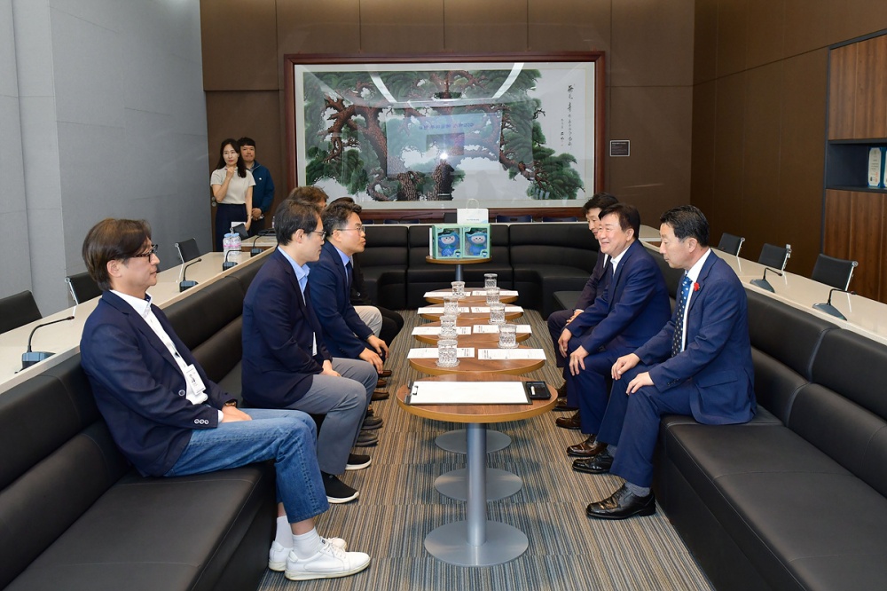 ▲여수시장이 9일 ‘시장이 간다! 여수 통통’ 일환으로 예울마루를 방문, 관계자들과 간담회를 갖고 여수 문화예술 브랜드 제고 방안을 논의했다. ⓒ여수시