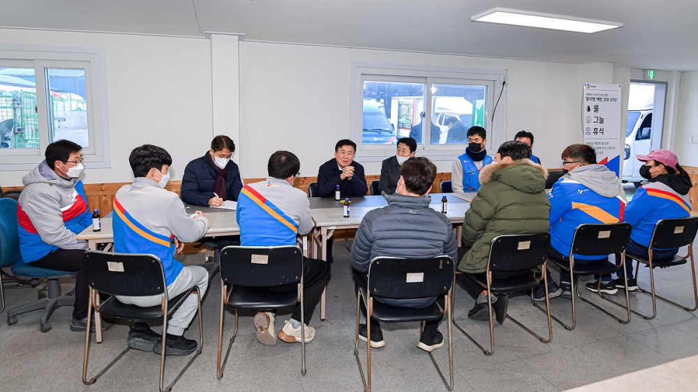 ▲ 여수시장이 ‘시장이 간다! 여수 통통’ 일환으로 택배 분류장을 방문해 근로자의 애로사항을 청취하고 있다. ⓒ여수시