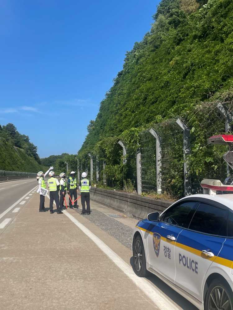 ▲고속도로순찰대 제 5지구대 장마철 대비 고속도로 안전점검 ⓒ전남경찰청