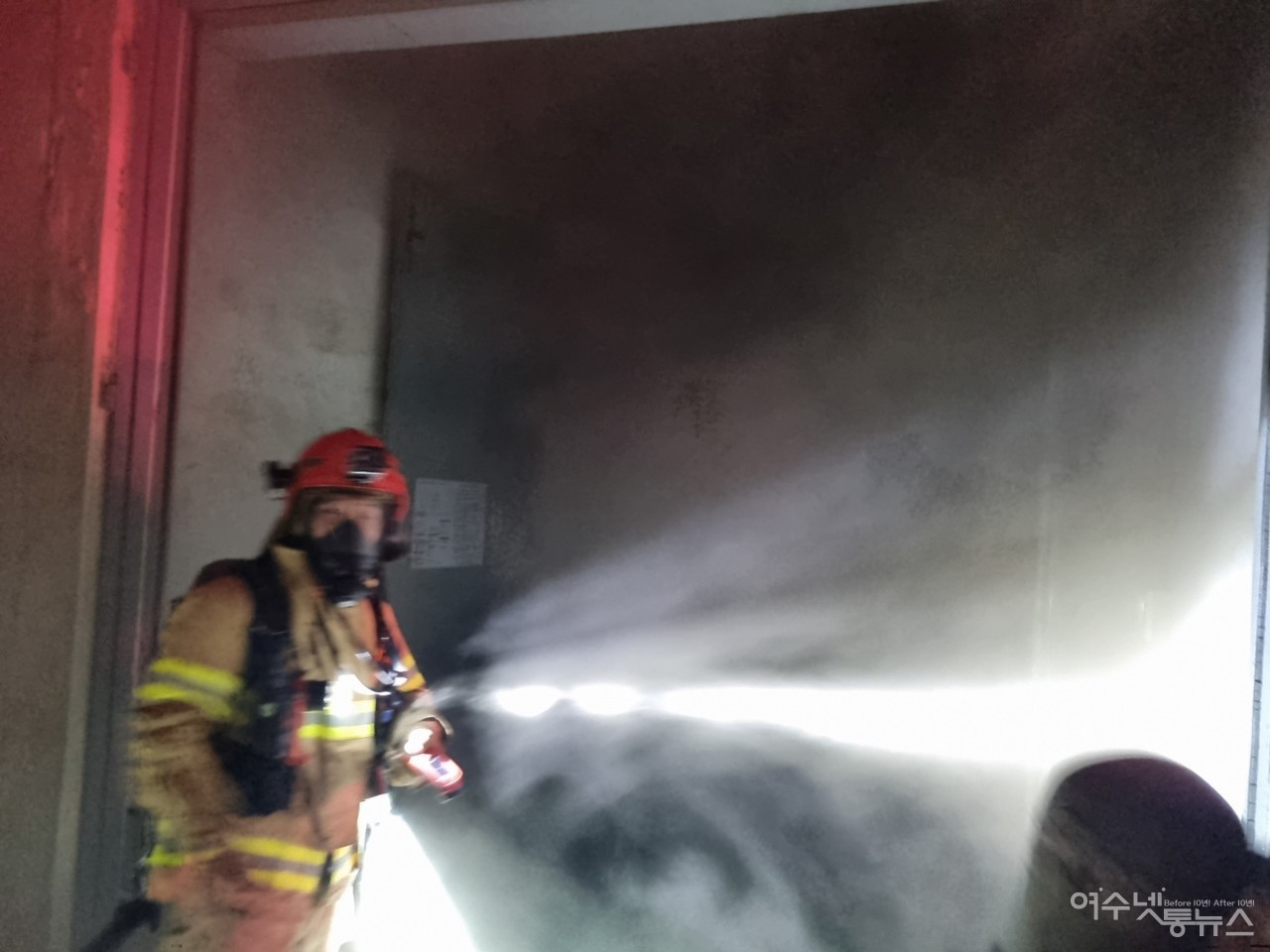 ▲ 출동한 여수소방서 소방대원이 화재를 진압하고 있다. ⓒ여수소방서