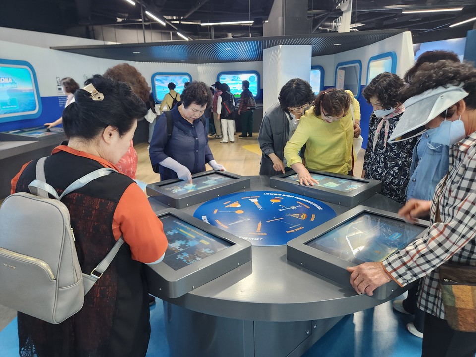 ▲ 초등학력인정 문해교육 참여자들이 국립해양기상과학관에서 체험을 하고 있다. ⓒ쌍봉복지관