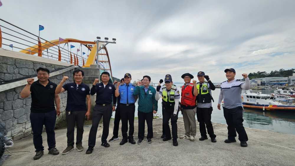 ▲지역 유관기관과 슬립웨이 정화활동 실시후 단체 기념사진 ⓒ여수해양경찰서