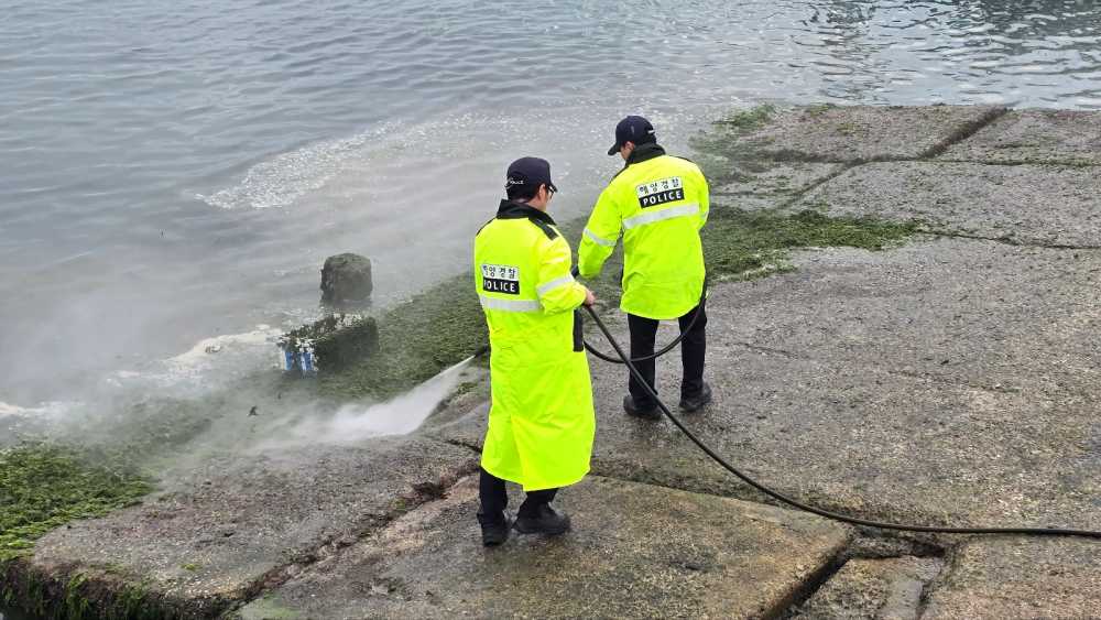▲여수해경 녹동파출소 경찰관들이 슬립웨이 정화활동 ⓒ여수해양경찰서