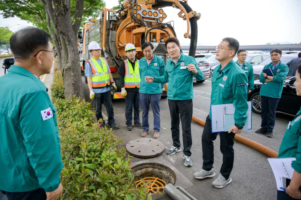 ▲ 지난 9일, 노관규 순천시장을 비롯한 시 관계자들이 지봉로에서 도로 빗물받이와 우수관로에 대한 점검을 하고있다. ⓒ순천시