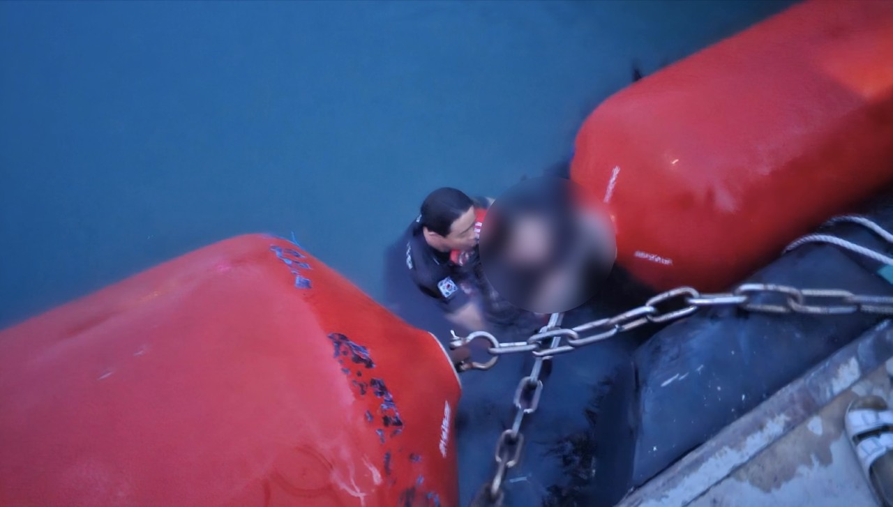 ▲ 여수해경이 녹동항 익수자를 구조하고 있다. ⓒ여수해경