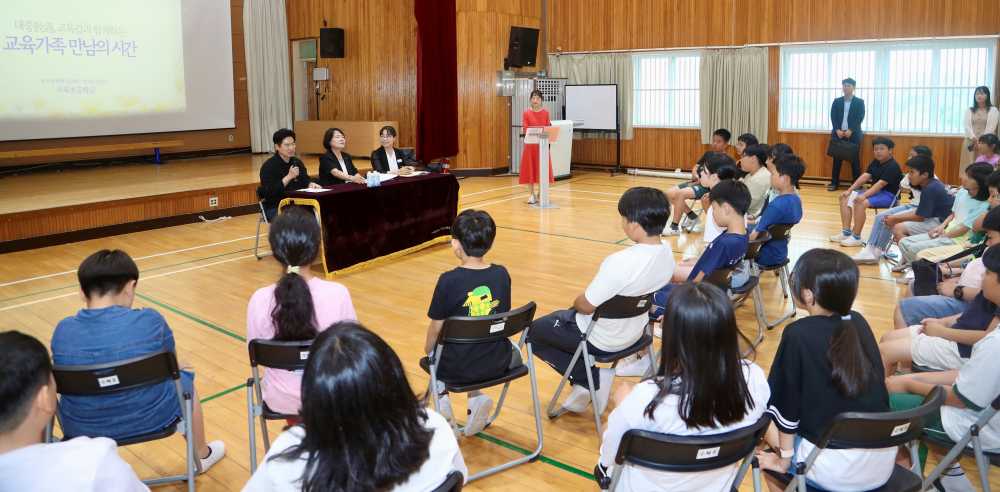 ▲김대중 전남교육감이 수북초등학교 학생, 교육가족들과 소통의 시간을 갖고 있다. ⓒ전라남도교육청
