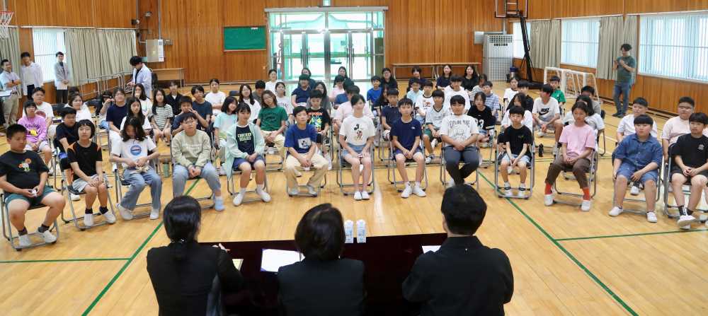 ▲ 대중 전남교육감이 수북초등학교 학생, 교육가족들과 소통의 시간을 갖고 있다. ⓒ전라남도교육청