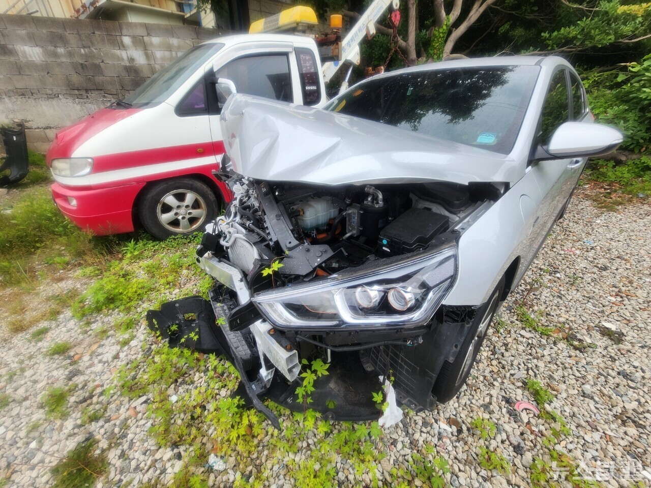 ▲ 사고 차량은 앞부분이 심하게 훼손되었으며 사고 당일인 지난 5월 12일 자동차 공업사에 입고 됐다. ⓒ뉴스탑전남 제공