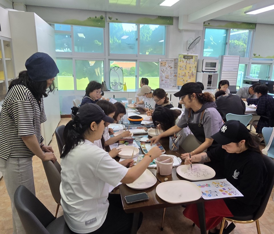 ▲ 박진희 원장, 공예 도자기 체험 프로그램을 직강하다. ⓒ김광호