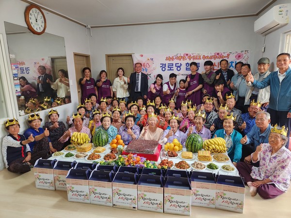 ▲ 화양면 창무마을 경로당 합동생신잔치 기념사진 촬영