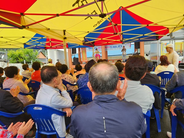 ▲ 한국대중음악인협회 공연에서 어르신들이 즐거워 하는 모습