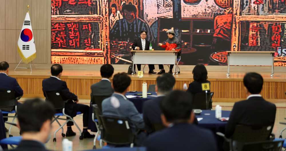 ▲17일 청사 2층 대회의실에서 열린 ‘고위공직자 청렴라이브’에서 참여자들이 청렴 주제 연극 ‘비타민’을 관람하고 있다.  ⓒ전라남도교육청