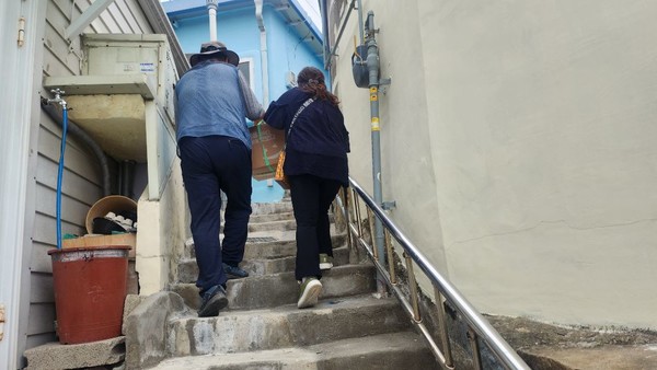 ▲  가파른 언덕에  위치한 대상자에게 전달하는 중