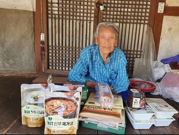 ▲ 효꾸러미 지원물품과 대상자가 함께 사진 촬영하였다