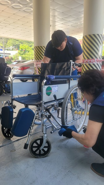 ▲ 전라남도 보조기기센터 이동 보조기기 점검 후 세척 준비하는 모습