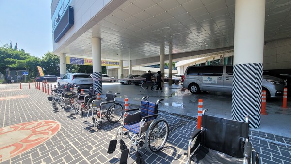 ▲ 세척과 점검을 마친 휠체어가 햇빛에서 건조되고 있는 모습