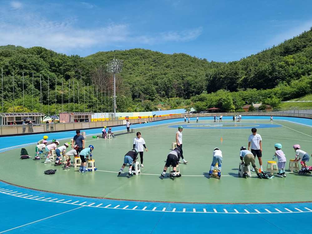 ▲여수시청 직장운동경기부 롤러팀이 유소년 롤러선수 육성을 위한 다양한 재능기부 활동을 펼치며 지역 스포츠 발전에 힘쓰고 있다. ⓒ여수시