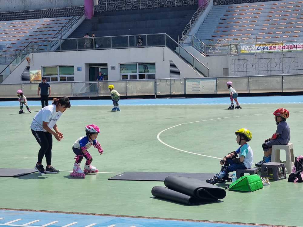 ▲여수시청 직장운동경기부 롤러팀이 유소년 롤러선수 육성을 위한 다양한 재능기부 활동을 펼치며 지역 스포츠 발전에 힘쓰고 있다. ⓒ여수시