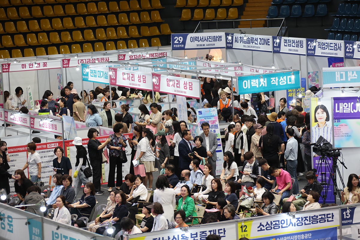 ▲여수시와 전라남도가 주최하고 여수여성인력개발센터가 주관한 ‘2025 전남 여성 일자리박람회’가 지난 18일 흥국체육관에서 성황리에 마무리됐다.  ⓒ여수시
