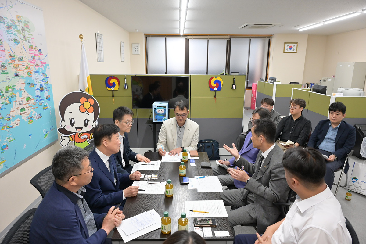 ▲ 정기명 여수시장이 2026여수세계섬박람회 홍보를 위해 지난 19일 오사카 통상사무소에서 전라남도민회와 간담회를 가졌다. ⓒ여수시​