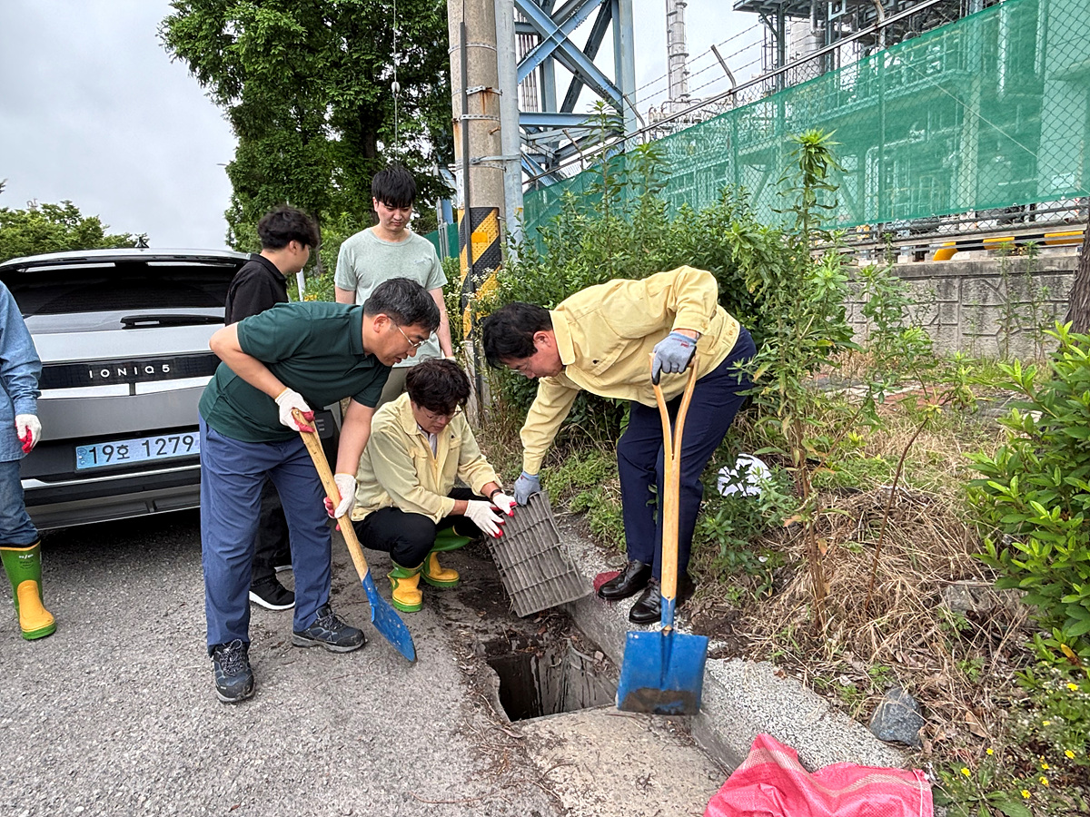▲ 여수시와 한국산업단지공단이 장마철 상습 침수 구역의 피해를 최소화하고 시민과 근로자의 안전을 확보하기 위해 20일 오전 여수산단 우수관로 집중 점검을 실시했다. ⓒ여수시