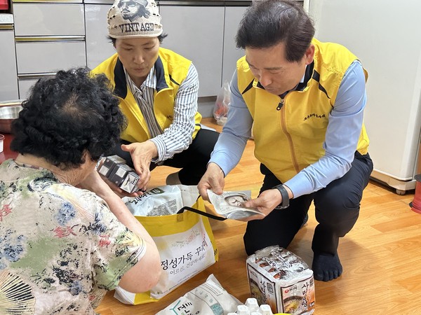 ▲  아름다운가게 쌍봉점 · 여천NCC(주) · (사)모두모아봉사대, 400만원 상당 소외계층 식료품 꾸러미 후원