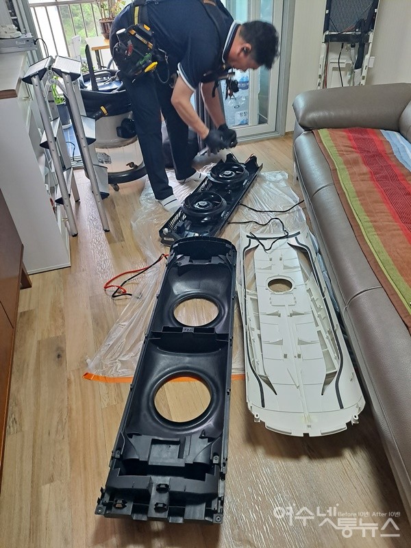 ▲ 에어컨 청소를 하기 위해 에어컨을 분리하고 있다. ⓒ조찬현