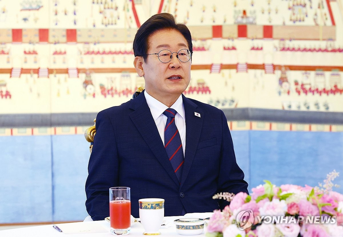 ▲ 이재명 대통령, 여야 지도부 회동 발언(서울=연합뉴스) 한상균 기자 = 이재명 대통령이 22일 서울 한남동 관저에서 열린 여야 지도부와의 오찬 회동에서 발언하고 있다. 2025.6.22 xyz@yna.co.kr